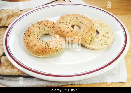 Dünne Bagels, isoliert auf einem weißen Teller Stockfoto