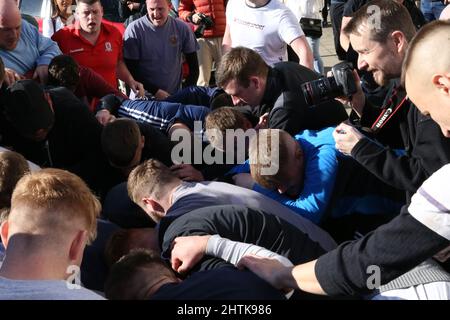 SEDGEFIELD, GROSSBRITANNIEN. MÄR 1. Teilnehmer kämpfen am Dienstag, den 1.. März 2022, beim jährlichen Shrove Tide Ball Game in Sedgefield, County Durham, England, um den Ball. (Kredit: Harry Cook | MI News) Kredit: MI Nachrichten & Sport /Alamy Live News Stockfoto