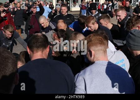 SEDGEFIELD, GROSSBRITANNIEN. MÄR 1. Teilnehmer kämpfen am Dienstag, den 1.. März 2022, beim jährlichen Shrove Tide Ball Game in Sedgefield, County Durham, England, um den Ball. (Kredit: Harry Cook | MI News) Kredit: MI Nachrichten & Sport /Alamy Live News Stockfoto