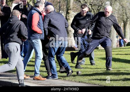 SEDGEFIELD, GROSSBRITANNIEN. MÄR 1. Teilnehmer kämpfen am Dienstag, den 1.. März 2022, beim jährlichen Shrove Tide Ball Game in Sedgefield, County Durham, England, um den Ball. (Kredit: Harry Cook | MI News) Kredit: MI Nachrichten & Sport /Alamy Live News Stockfoto