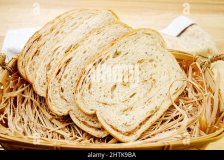Roggen & Pumpernickel wirbelten Brotlaib in einem Brotkorb Stockfoto