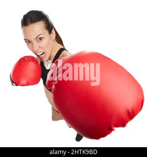 Sie haben mit der falschen Frau vermasselt. Hochwinkelporträt einer jungen Sportlerin, die vor einem weißen Hintergrund boxt. Stockfoto