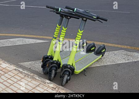 Elektrische Scootetrs zu mieten an der Straße, Playa Blanca, Lanzarote Stockfoto