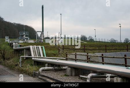 Kiel, Deutschland. 01. März 2022. Pipelines verlaufen über das Gelände des Gasspeichers der Stadtwerke Kiel. Energiewende Staatssekretär Goldschmidt informierte sich über den Gasspeicher der Stadtwerke Kiel. Quelle: Axel Heimken/dpa/Alamy Live News Stockfoto