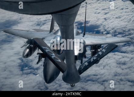 Ramstein Air Base, Deutschland. 26. Februar 2022. Ein Kampfflugzeug der US-Luftwaffe F-15E Strike Eagle nähert sich einem Kampfflugzeug des Typs KC-10 Extender, um über Osteuropa Kraftstoff zu erhalten, 26. Februar 2022. Die Kampfflugzeuge werden für NATO Enhanced Air Policing-Operationen eingesetzt, um der russischen Behandlung gegenüber der Ukraine entgegenzuwirken. Kredit: A1c Edgar Grimaldo/US Air Force/Alamy Live Nachrichten Stockfoto