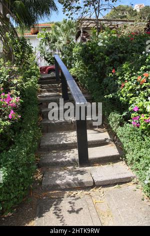 Grand Anse Beach Grenada Mount Cinnamon Hotel Gardens Bunte Blumen Stufen und Bannister Stockfoto