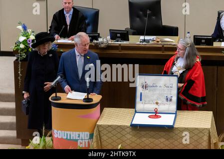 Civic Center, Southend on Sea, Essex, Großbritannien. 1. März 2022. Prinz Charles & Camilla, Herzogin von Cornwall, haben an einer formellen ratssitzung teilgenommen, um die Briefe der Königin an die Bürgermeisterin von Southend, Margaret Borton, zu präsentieren. Der City-Status wurde als Tribut an den ermordeten Abgeordneten Sir David Amess gewährt, der sich im Parlament für den Titel eingesetzt hat Stockfoto