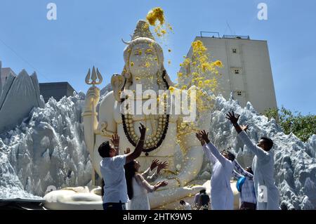 Bangalore, Indien. 1. März 2022. Indische Hindu-Anhänger beten bei einer Statue von Lord Shiva in einem Tempel anlässlich des Maha Shivaratri-Festivals in Bangalore, Indien, 1. März 2022. Maha Shivaratri ist ein hinduistisches Fest, das jährlich zu Ehren von Lord Shiva gefeiert wird. Quelle: Str/Xinhua/Alamy Live News Stockfoto