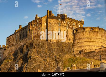 Edinburgh Castle – Warm Morning Blick auf Half Moon Battery und David’s Tower vom Grassmarket Stockfoto