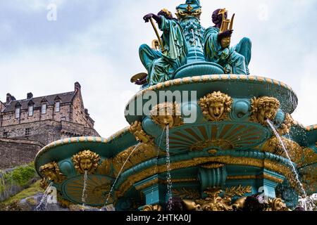 Detail des restaurierten Ross Fountain in den West Princes Street Gardens, Edinburgh, mit Edinburgh Castle im Hintergrund Stockfoto