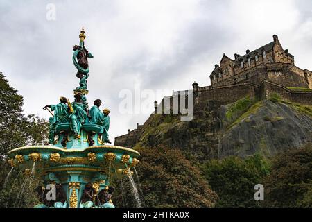 Detail des restaurierten Ross Fountain in West Princes Street Gardens, Edinburgh, mit Edinburgh Castle im Hintergrund #2 Stockfoto