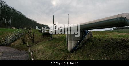 Kiel, Deutschland. 01. März 2022. Pipelines verlaufen über das Gelände des Gasspeichers der Stadtwerke Kiel. Energiewende Staatssekretär Goldschmidt informierte sich über den Gasspeicher der Stadtwerke Kiel. Quelle: Axel Heimken/dpa/Alamy Live News Stockfoto