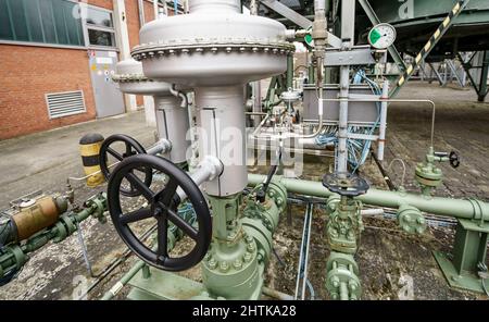 Kiel, Deutschland. 01. März 2022. Messeinrichtungen zeigen den Leitungsdruck von Rohrleitungen des Gasspeichers der Stadtwerke Kiel. Energiewende Staatssekretär Goldschmidt informierte sich über den Gasspeicher der Stadtwerke Kiel. Quelle: Axel Heimken/dpa/Alamy Live News Stockfoto