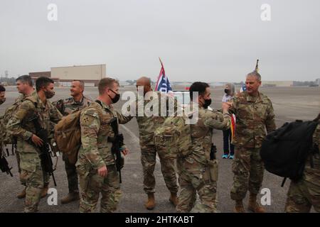 Savannah, Usa. 27.. Februar 2022. Soldaten der US-Armee, die dem Kampfteam der Panzerbrigade 1., der Infanterie-Division 3., zugewiesen wurden, werden von befehlshabenden Offizieren mit der Faust gestoßen, während sie vom Hunter Army Airfield, 27. Februar 2022 in Savannah, Georgia, ein ziviles Flugzeug für den Einsatz in NATO-Ländern besteigen. Die Soldaten enteignen sich nach Osteuropa, um NATO-Verbündete zu unterstützen und die russische Aggression gegenüber der Ukraine abzuschrecken. Kredit: Capt. John D. Howard Jr/U. S Army/Alamy Live Nachrichten Stockfoto