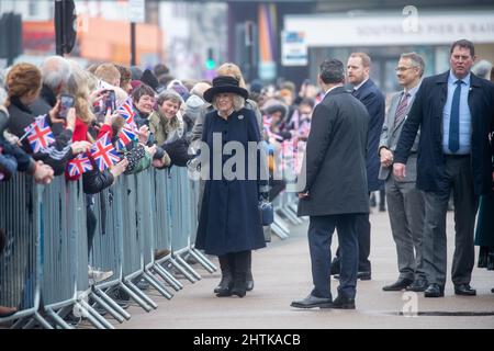 Southend-on-Sea, Essex, 1. 2022. März, Camilla, die Herzogin von Cornwall begrüßt die Öffentlichkeit während eines Besuchs in Southend. Stockfoto