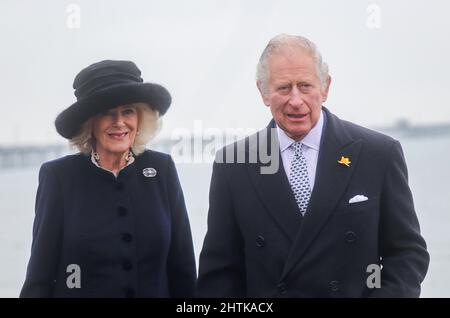 Southend-on-Sea, Essex, März 1. 2022, Prinz Charles, der Prinz von Wales und Camilla, Herzogin von Cornwall vor Southend's Pier. Stockfoto