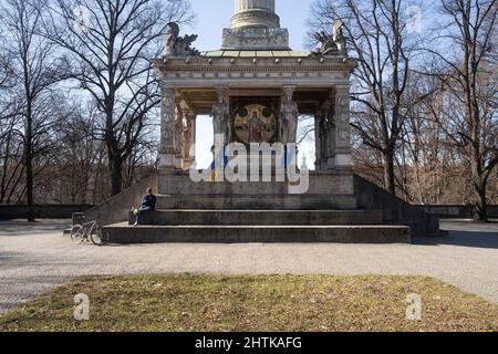 München, Deutschland. 01. März 2022. Das Friedensengel in München, Deutschland, wurde in den Farben der ukrainischen Flagge geschmückt, um Solidarität mit der Ukraine im Krieg am 1.. März 2022 zu zeigen. (Foto: Alexander Pohl/Sipa USA) Quelle: SIPA USA/Alamy Live News Stockfoto