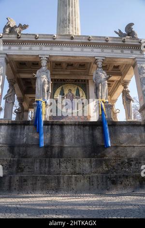 München, Deutschland. 01. März 2022. Das Friedensengel in München, Deutschland, wurde in den Farben der ukrainischen Flagge geschmückt, um Solidarität mit der Ukraine im Krieg am 1.. März 2022 zu zeigen. (Foto: Alexander Pohl/Sipa USA) Quelle: SIPA USA/Alamy Live News Stockfoto