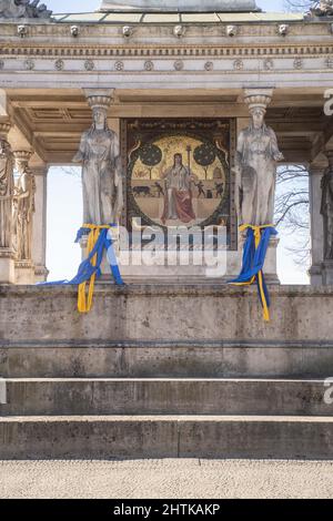 München, Deutschland. 01. März 2022. Das Friedensengel in München, Deutschland, wurde in den Farben der ukrainischen Flagge geschmückt, um Solidarität mit der Ukraine im Krieg am 1.. März 2022 zu zeigen. (Foto: Alexander Pohl/Sipa USA) Quelle: SIPA USA/Alamy Live News Stockfoto