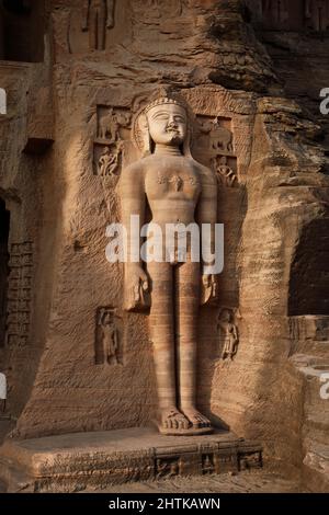 Jain Rock sculpures aus dem 15..Jahrhundert, die die 24 großen Jain Lehrer, in der Nähe von Gwalior Fort in Gwalior, Madhya Pradesh, Indien. Stockfoto