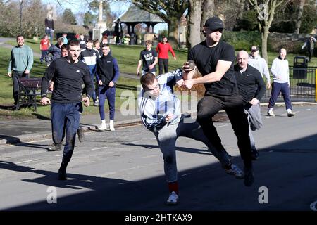 SEDGEFIELD, GROSSBRITANNIEN. MÄR 1. Teilnehmer kämpfen am Dienstag, den 1.. März 2022, beim jährlichen Shrove Tide Ball Game in Sedgefield, County Durham, England, um den Ball. (Kredit: Harry Cook | MI News) Kredit: MI Nachrichten & Sport /Alamy Live News Stockfoto