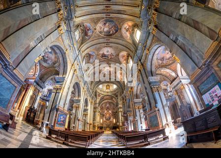 Fossano, Italien - 27. Februar 2022: Kathedrale Santa Maria und San Giovenale (XVIII Jahrhundert): Der Innenraum mit Fresken und goldenen Verzierungen. Der Stockfoto