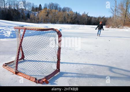 Toronto, Ontario / Canada, 02/12/2022: Eislaufen auf der Natureisbahn im Winter Stockfoto