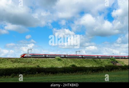 Virgin Züge pendolino Zug beschleunigt entlang der West Coast Main Line, England. Stockfoto