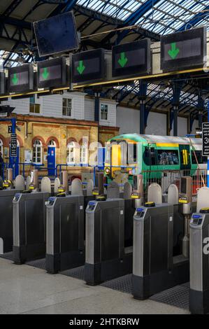 Schranken am Bahnhof Brighton, England. Stockfoto