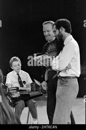 Sir Richard Stilgoe, OBE, unterhielt sich 1987 mit jungen Musikern bei einem der Schools Prom Konzerte in der Royal Albert Hall, London. Stockfoto