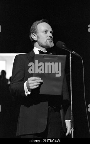 Sir Richard Stilgoe, OBE, präsentierte 1987 eines der Schools Prom Konzerte in der Royal Albert Hall, London. Stockfoto