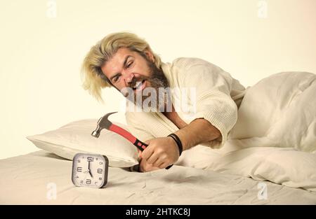 Stress-Konzept. Zeitmanagement. Brauchen, um sich zu entspannen. Nervig klingelender Wecker. Pause Disziplin Regime. Zeit zum Aufwachen. Früh am Morgen Routine. Bärtig Stockfoto