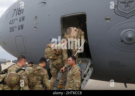 Fort Bragg, Usa. 04. Februar 2022. Fallschirmjäger der US-Armee mit der Airborne Division 82. besteigen ein C-17 Globemaster III-Transportflugzeug für den Einsatz nach Polen vom Flugplatz Fort Bragg am 4. Februar 2022 in Fort Bragg, North Carolina. Die Soldaten enteignen sich nach Osteuropa, um NATO-Verbündete zu unterstützen und die russische Aggression gegenüber der Ukraine abzuschrecken. Kredit: Spc. Casey Brumbach/U.S. Army/Alamy Live News Stockfoto