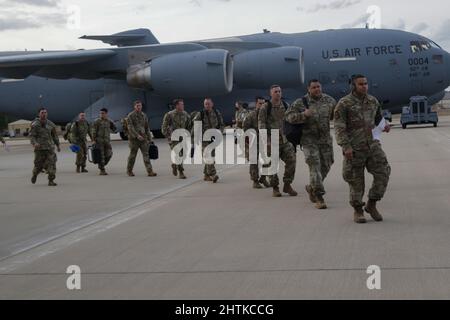 Fort Bragg, Usa. 03. Februar 2022. Fallschirmjäger der US-Armee mit der Airborne Division 82. besteigen ein C-17 Globemaster III-Transportflugzeug für den Einsatz nach Polen vom Flugplatz Fort Bragg am 3. Februar 2022 in Fort Bragg, North Carolina. Die Soldaten enteignen sich nach Osteuropa, um NATO-Verbündete zu unterstützen und die russische Aggression gegenüber der Ukraine abzuschrecken. Kredit: Sgt. Erin Conway/U.S. Army/Alamy Live News Stockfoto