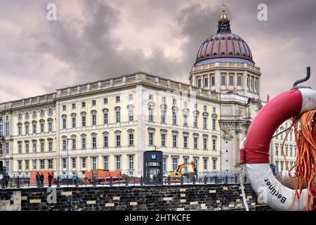 Berlin, 26. Februar 2022: Neu erbautes Berliner Stadtpalais mit kopierter historischer Fassade an der Spree mit Lebensretter in der Stirn Stockfoto