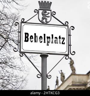 Berlin, 26. Februar 2022: Straßenschild in historischem Design am Bebelplatz neben der Staatsoper in Berlin Mitte Stockfoto