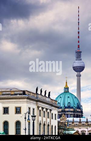 Berlin, Deutschland, 26. Februar 2022: Fernsehturm, Berliner Dom und historisches Deutsches Museum einer hinter dem anderen vor einem grauen Himmel mit viel Stockfoto