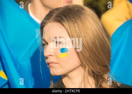 Madrid, Madrid, Spanien. 27.. Februar 2022. Protestieren Sie gegen die unprovozierte russische Invasion in der Ukraine und zeigen Sie Solidarität mit dem ukrainischen Volk vor der russischen Botschaft in Madrid. (Bild: © Alberto Sibaja/Pacific Press via ZUMA Press Wire) Stockfoto