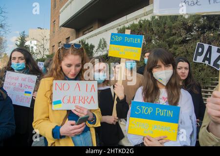 Madrid, Madrid, Spanien. 27.. Februar 2022. Protestieren Sie gegen die unprovozierte russische Invasion in der Ukraine und zeigen Sie Solidarität mit dem ukrainischen Volk vor der russischen Botschaft in Madrid. (Bild: © Alberto Sibaja/Pacific Press via ZUMA Press Wire) Stockfoto