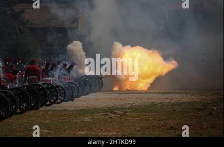 Kathmandu, Bagmati, Nepal. 1. März 2022. Soldaten der nepalesischen Armee feuern während der Feierlichkeiten zum Tag der Armee in Tundikhel in Kathmandu, Nepal, eine Kanone. Die nepalesische Armee hat am Dienstag inmitten einer besonderen Veranstaltung in der Hauptstadt den „Tag der Armee“ beobachtet, der zeitgleich mit dem größten hinduistischen Fest Maha Shivaratri stattfand. (Bild: © Sunil Sharma/ZUMA Press Wire) Stockfoto