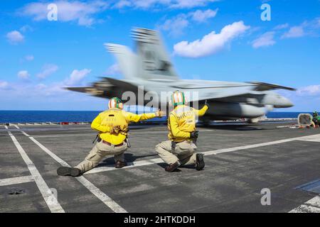 Philippine Sea, Vereinigte Staaten. 12. Februar 2022. Ein F/A-18E Super Hornet Kampfjet der US Navy, der an die Topatters of Strike Fighter Squadron 14 angeschlossen ist, soll während einer Routinepatrouille am 12. Februar 2022 in der philippinischen See vom Flugdeck des Flugzeugträgers USS Abraham Lincoln der Nimitz-Klasse starten. Kredit: MC3 Javier Reyes/Planetpix/Alamy Live Nachrichten Stockfoto