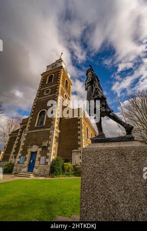 St. Georges Kirche und die Statue von Pocahontas in Gravesend Kent Stockfoto