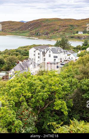 Das Morar Hotel im Dorf Morar vom Aussichtspunkt am Morar Cross, Highland, Schottland, Großbritannien Stockfoto