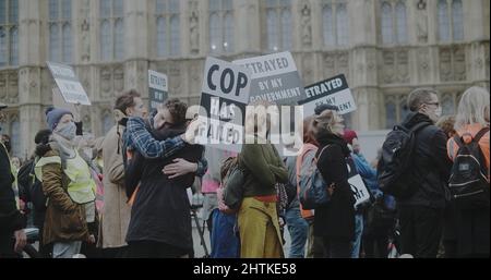 London, Großbritannien - 11 20 2021: Beleidigung britischer Demonstranten, die sich in Westminster an der Bridge Street mit dem Schild ‘Cop has failed’ umarmen. Stockfoto