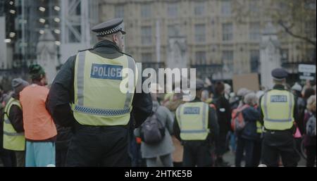 London, Großbritannien - 11 20 2021: Ein Polizeibeamter im Dienst bei einem beleidigenden britischen Protest auf dem Parliament Square in Westminster. Stockfoto