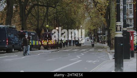 London, Großbritannien - 11 20 2021: Beleidigung Großbritanniens marsch auf der Millbank Road, gefolgt von Polizeiwagen, auf dem Weg zur Lambeth Bridge. Stockfoto