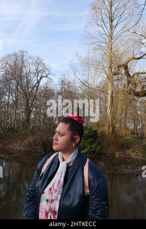 Die Landschaft des Bushy Parks ist ein Flickenteppich englischer Geschichte, die sich über ein Jahrtausend erstreckt: Sie können die Überreste mittelalterlicher Landwirtschaftssysteme, das Erbe eines Tudor-Wildparks, Wassergärten aus dem 17.. Jahrhundert und dekorative Elemente sehen, die den Höhepunkt des neoklassizistischen Geschmacks darstellen, sowie Spuren von Militärlagern, die in den Weltkriegen eine bemerkenswerte Rolle spielten. Stockfoto