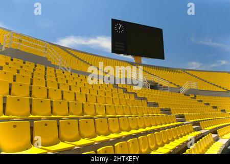 Sitze und Anzeigetafel in leeren Stadion Stockfoto