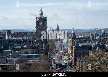 Der Blick auf die Princes Street mit dem Uhrenturm des Balmoral Hotels, Edinburgh, Schottland Stockfoto