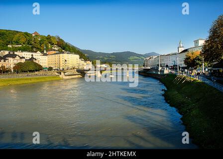 Abfahrt zu einer abendlichen Bootstour auf der Salzach in Salzburg in Österreich Stockfoto